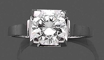 null Bague en or gris 750 millièmes sertie d'un diamant solitaire de forme ronde...