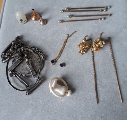 null Lot divers en métal comprenant : partie de collier ; épingle fleurs ; porte-clefs...