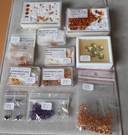 null Important set of various gemstones on paper, citrines, some in cabochon, faceted...