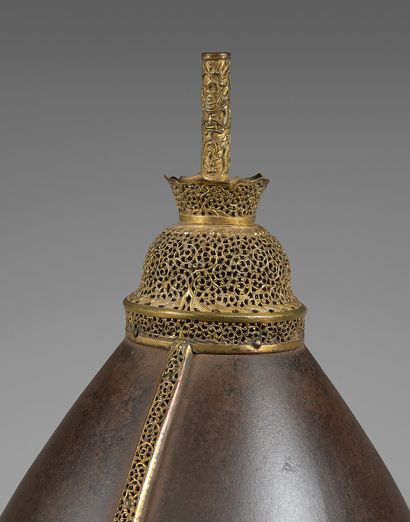CHINE - XVIIIe siècle 
Casque (kui) en fer, les ornements en cuivre doré et ajouré...