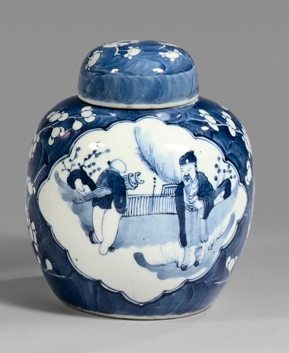 null Petite potiche couverte en porcelaine de Chine à décor bleu de personnages et...