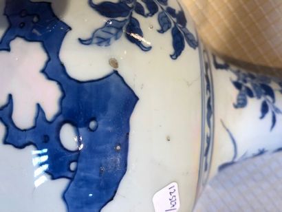 null Vase bouteille à col évasé en porcelaine à décor bleu dans une réserve d'un...