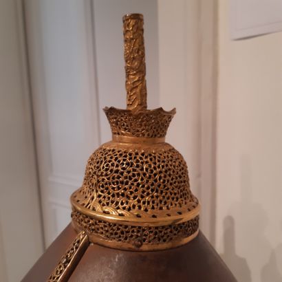 CHINE - XVIIIe siècle 
Casque (kui) en fer, les ornements en cuivre doré et ajouré...