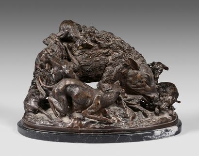 D'APRES FRATIN Sanglier pris par une meute de six chiens. Sculpture en métal patiné,...