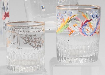 null Ensemble de verres comprenant : une carafe, deux vases à anses et sept verres...