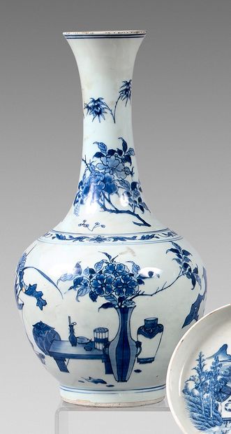 null Vase bouteille à col évasé en porcelaine à décor bleu dans une réserve d'un...