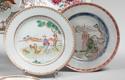 COMPAGNIE DES INDES Assiette à décor polychrome et or des émaux de la Famille rose...