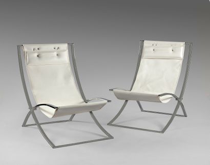 TRAVAIL DES ANNÉES 70 Pair of aluminium deckchairs with skai upholstery.
Height:...