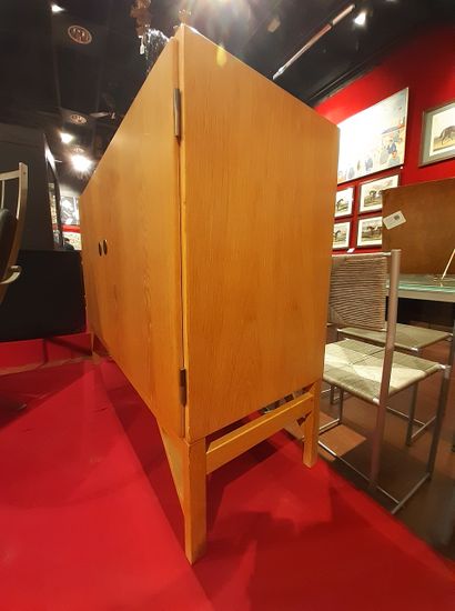 BORGE MOGENSEN (1914-1972) Paire de cabinets modèle «China», structure en teck, poignées...
