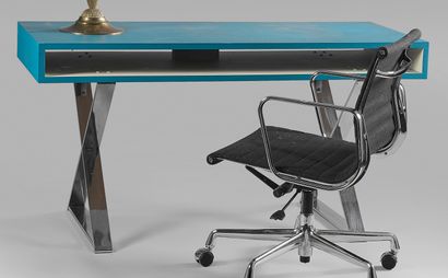 TRAVAIL MODERNE Rectangular desk with blue and white laminate top on a double X-shaped...