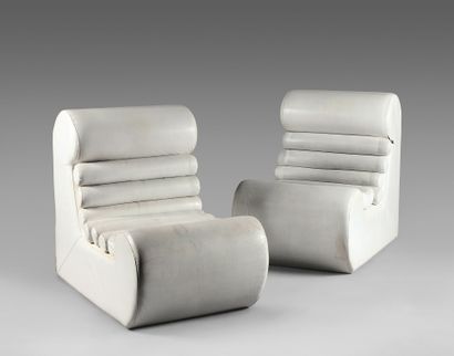 TRAVAIL DES ANNÉES 70 Pair of white vinyl covered foam armchairs.
Height: 89 cm -...