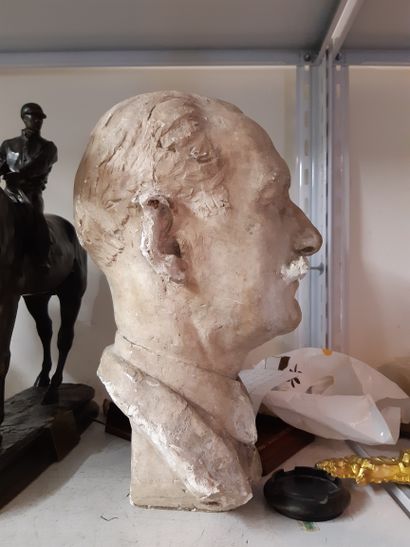 PHILIPPE BESNARD (1885-1971) Buste d'homme en plâtre.
(Accidents).
Hauteur: 40 cm
Provenance:...