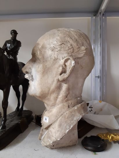PHILIPPE BESNARD (1885-1971) Buste d'homme en plâtre.
(Accidents).
Hauteur: 40 cm
Provenance:...