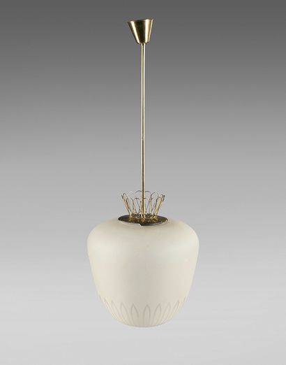 Travail des années 60 Brass and frosted glass suspension.
Height: 110 cm
Diameter:...