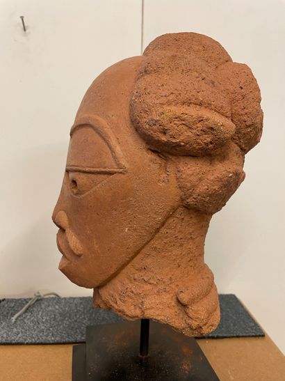 null Tête Nok, Nigeria
Terre cuite à engobe ocre rouge.
Ier siècle avant J.-C., Ve...