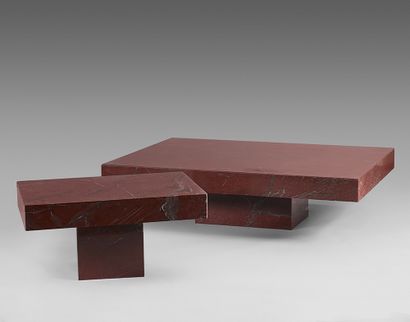 TRAVAIL DES ANNÉES 70 Set of two low tables in red veined marble.
Height: 35 cm -...