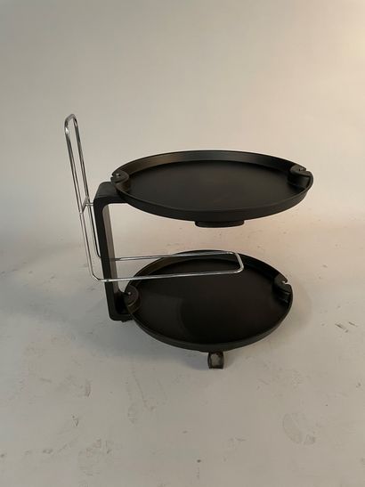 TRAVAIL MODERNE Table servante à deux plateaux en métal chromé et plastique noir.
Hauteur:...