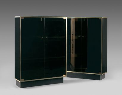 TRAVAIL DES ANNÉES 70 Pair of black lacquered wooden display cabinets with gilded...