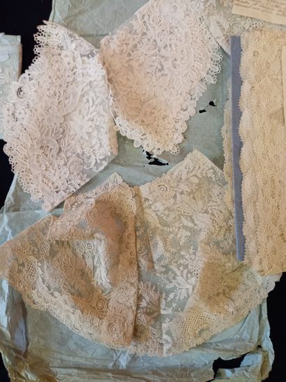 null Black Chantilly lace flounce, flower sprays and draperies. 35 x 1000 cm Meeting...