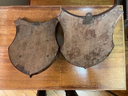 null Pair of hanging shelves in the shape of a shield, in mahogany inlaid with a...