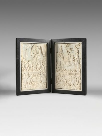 null Diptyque en ébène contenant deux plaques en ivoire très finement sculpté en...