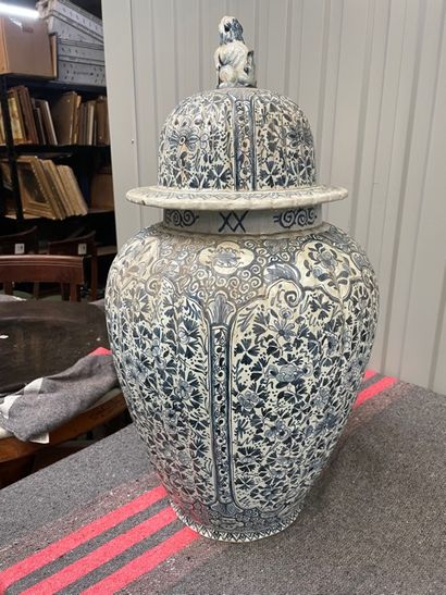 null Grand vase couvert en faïence de Delft à décor de végétaux bleus dans des compartiments....