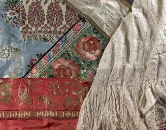 null Shawl espouliné, circa 1810, white background, cashmere decoration of two rows...