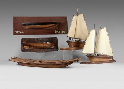 null Model of a half-hull boat, in walnut and resin. Height : 16 cm Length : 43 ...