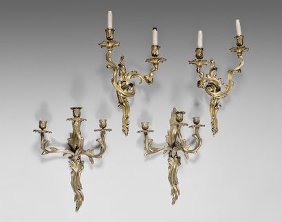 null Paire d appliques en bronze doré à trois lumières mouvementées feuillagées....