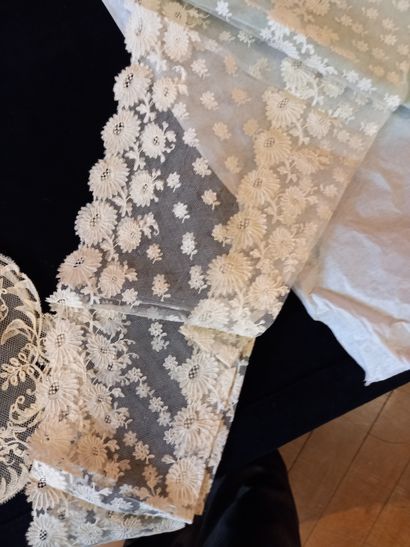 null Black Chantilly lace flounce, flower sprays and draperies. 35 x 1000 cm Meeting...