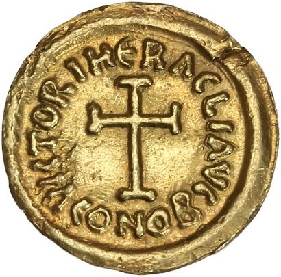 null HERACLIUS (610-641) Trémissis. Ravenne. 1,29 g. Son buste jeune diadémé et drapé...