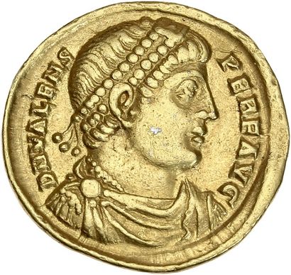 null VALENS (364-378) Solidus. 4,42 g. Son buste diadémé et drapé à droite. R/ Valens...