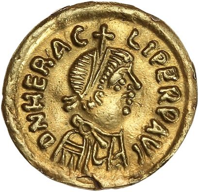 null HERACLIUS (610-641) Trémissis. Ravenne. 1,29 g. Son buste jeune diadémé et drapé...