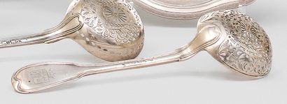 null A silver spoon with a threaded pattern engraved with the coat of arms of alliances.
Paris,...