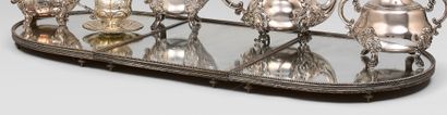 null Oval table centerpiece in three parts, the silver plated metal frame underlined...