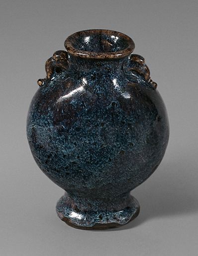 CHINE - XXe siècle Petit vase globulaire aplati en grès émaillé bleu flammé, le col...