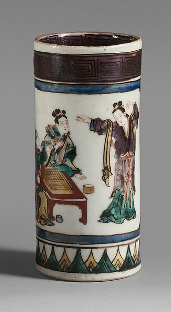 JAPON, Fours de Kutani - XIXe siècle A small porcelain brush holder decorated with...