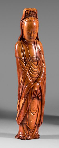 CHINE - Époque QING (1644-1911) Standing Guanyin in dark yellow tinted ivory, hands...