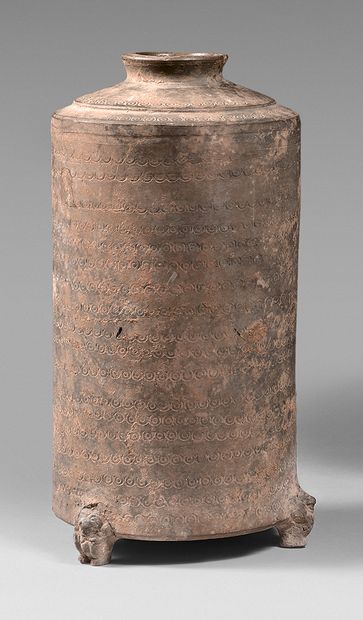 CHINE - Époque Han (206 av. J.-C. - 220 ap. J.-C.) Pot tripode en terre cuite, à...