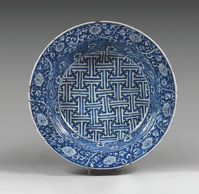 CHINE - De style Jiajing (1522-1566) Grand plat creux en porcelaine décorée en bleu...
