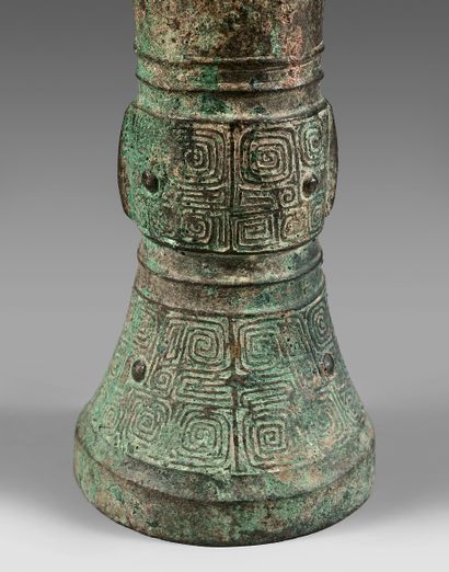 CHINE - De style archaïque Bronze vase of gu form, with decoration in light relief...