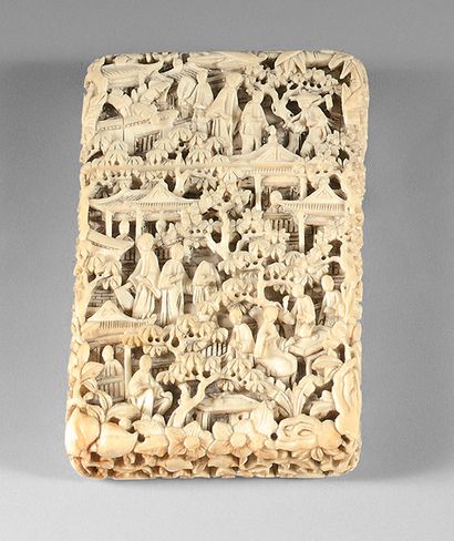 CHINE, Canton - XIXe siècle Porte-cartes en ivoire à décor sculpté de personnages...