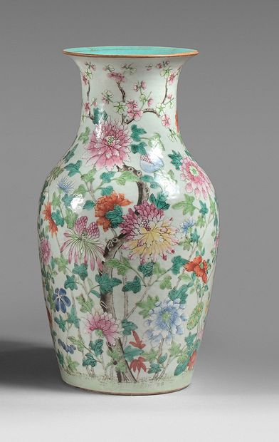 CHINE - fin du XIXe siècle A porcelain baluster vase with a wide flared neck, decorated...