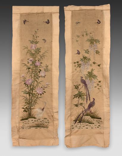 CHINE, Canton - Vers 1900 Two beige cotton panels embroidered with polychrome threads...