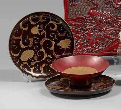 JAPON Set of three round lacquer cups, one on a foot in red lacquer with a central...