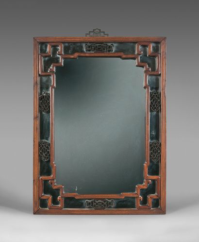 CHINE - XIXe siècle Miroir en bois naturel, à décor de volutes archaïsantes et de...
