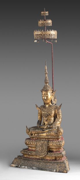 THAILANDE, Ratanakosin - XIXe siècle Statuette de bouddha en bronze laqué or et rouge,...