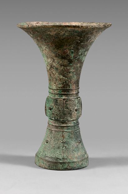 CHINE - De style archaïque Vase en bronze de forme gu, à décor en léger relief de...