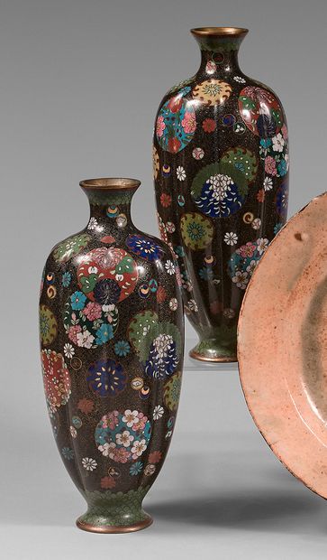 JAPON - XXe siècle Paire de vases ovoïdes à côtes en cuivre et émaux cloisonnés,...
