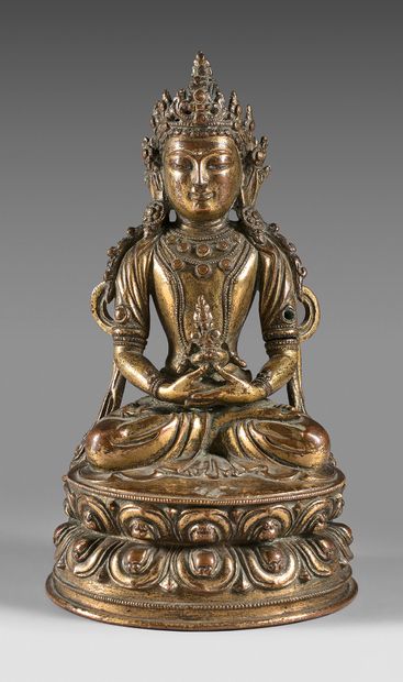 TIBET - XVIe/XVIIe siècle Statuette en bronze doré du bouddha Amitayus assis en padmasana...